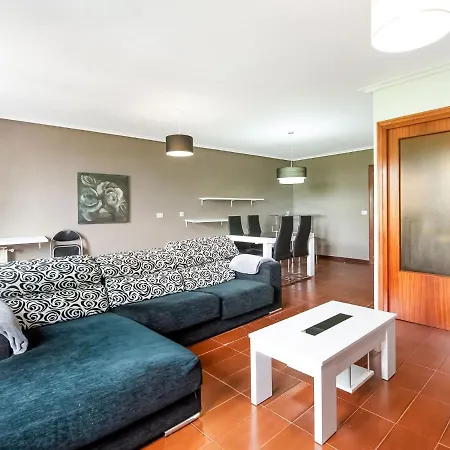 Hillview In With Terrace * La Guardia